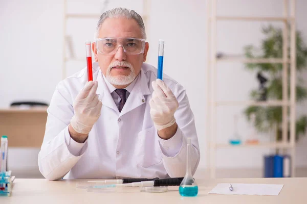 Viejo químico trabajando en el laboratorio —  Fotos de Stock