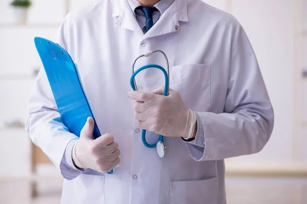 Oude mannelijke arts werkzaam in de kliniek — Stockfoto