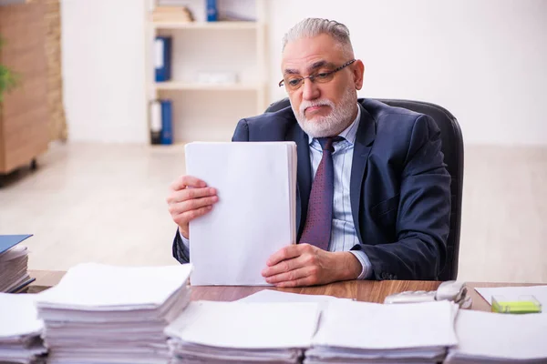 Velho empresário empregado infeliz com excesso de trabalho no escritório — Fotografia de Stock