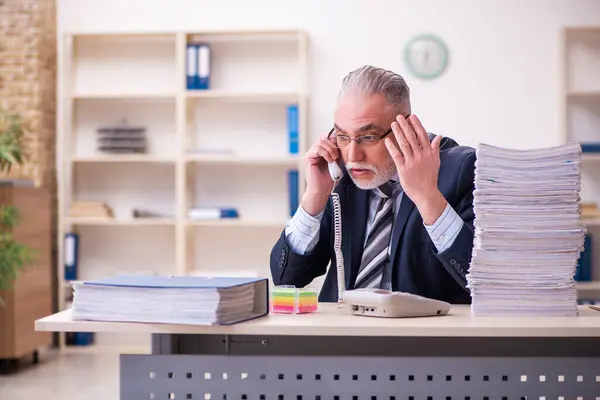 Alter Geschäftsmann Mitarbeiter unzufrieden mit exzessiver Arbeit im Büro — Stockfoto