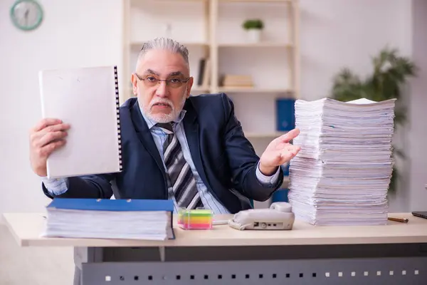 Alter Geschäftsmann Mitarbeiter unzufrieden mit exzessiver Arbeit im Büro — Stockfoto