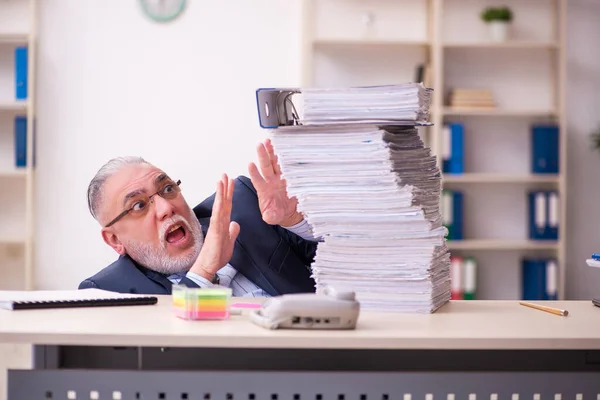 Velho empresário empregado infeliz com excesso de trabalho no escritório — Fotografia de Stock