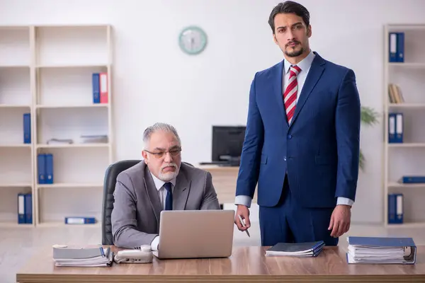 Deux employés masculins travaillant dans le bureau — Photo