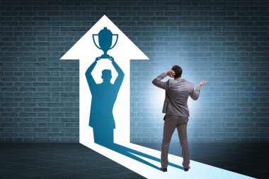 İş adamı iş konseptinde büyük ödülü hayal ediyor