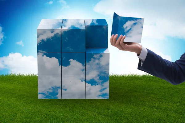 Zakenman bouwen wolkenkubus met vormen — Stockfoto