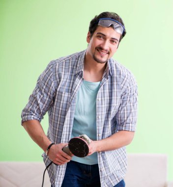 Atölyesinde çalışan marangoz.