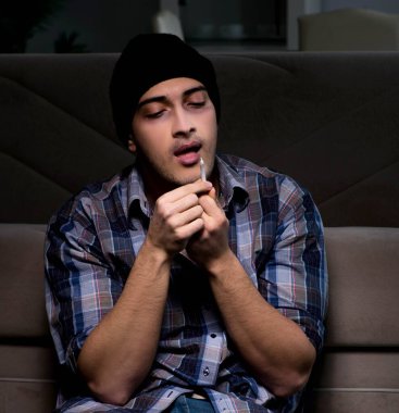 Genç adam narkotikle sorun yaşıyor.