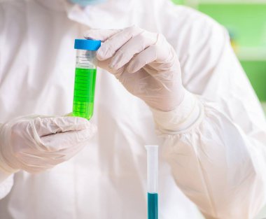 Laboratuvarda yeni bir deney üzerinde çalışan kimyager.