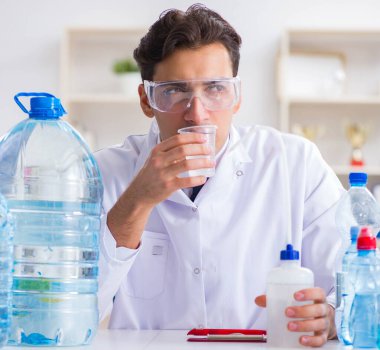 Laboratuvar asistanı su kalitesini test ediyor