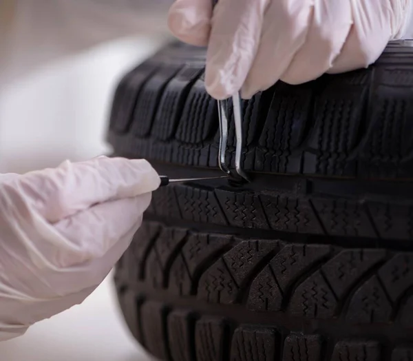 Expert kijkt naar auto-ongeluk bewijs — Stockfoto