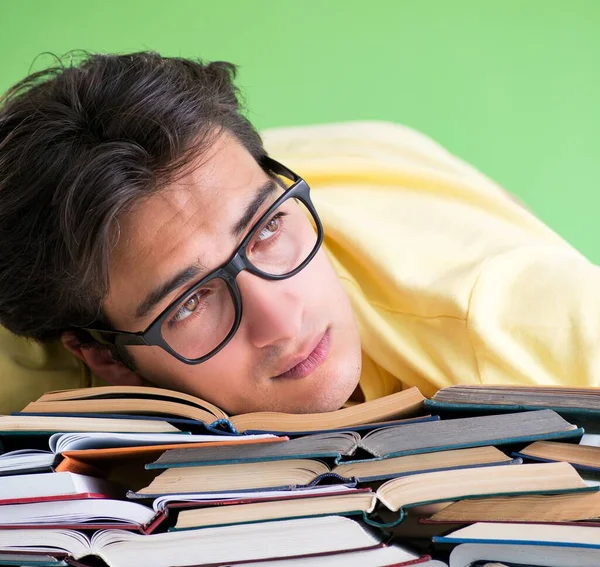 Étudiant avec trop de livres à lire avant l'examen — Photo