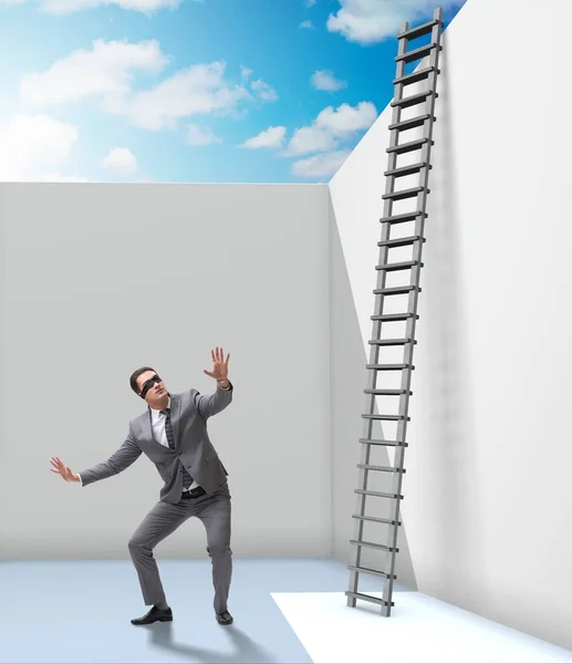 Uomo d'affari che sale su una scala per sfuggire ai problemi — Foto Stock