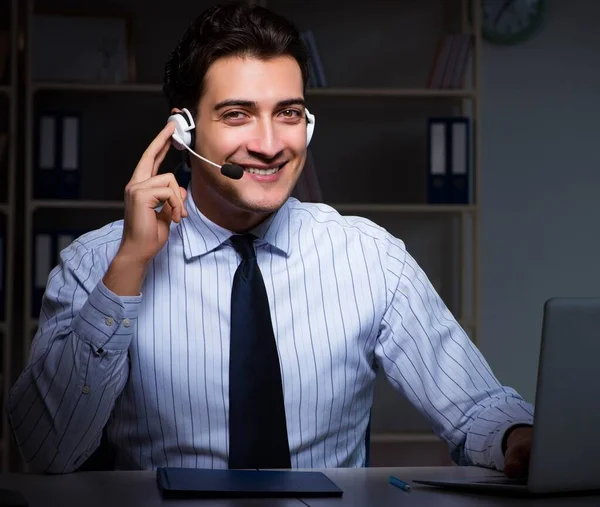 Operatore di call center che parla con il cliente durante il turno di notte — Foto Stock