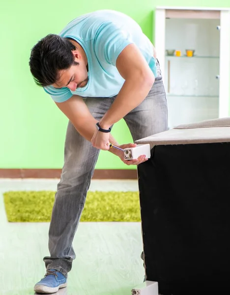 Uomo che ripara mobili a casa — Foto Stock