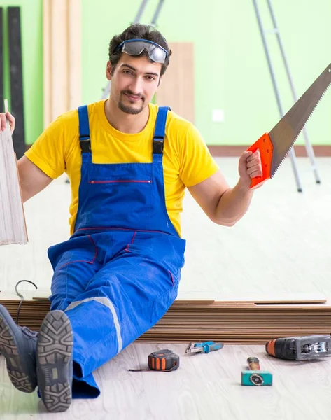 Profesyonel müteahhit evde döşeme döşemesi yapıyor.