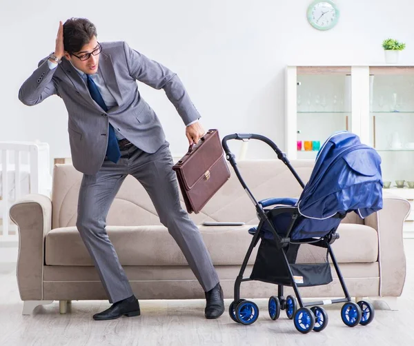 Affärsman som tar hand om det nyfödda barnet hemma och distansarbetar — Stockfoto