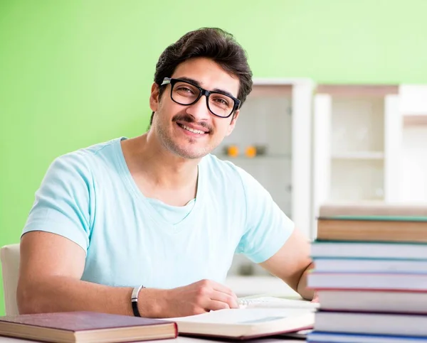 Estudante se preparando para exames universitários em casa — Fotografia de Stock