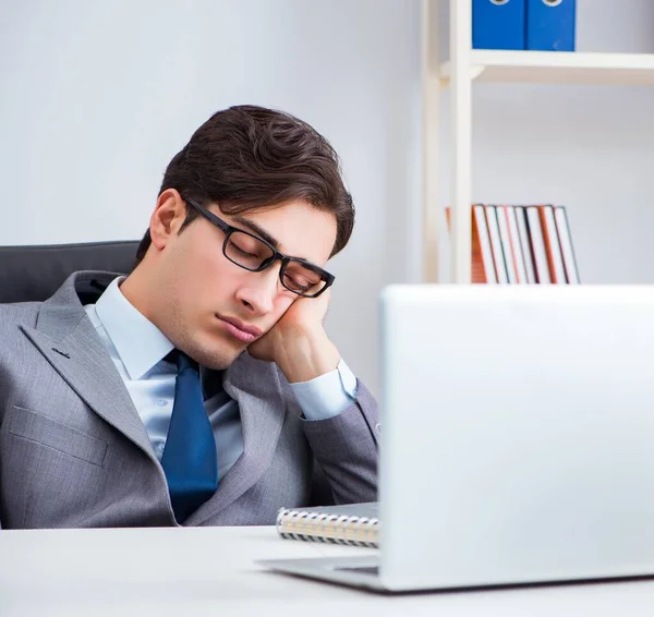 Az irodában dolgozó boldogtalan üzletember — Stock Fotó