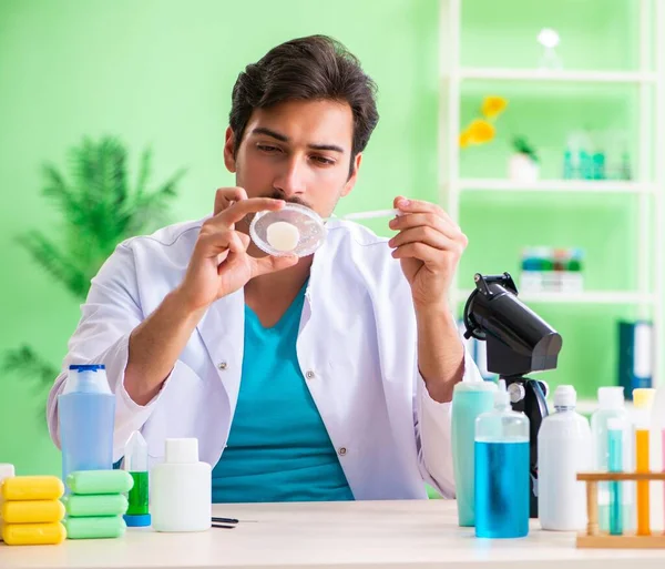 Jabón de prueba de químicos en el laboratorio —  Fotos de Stock