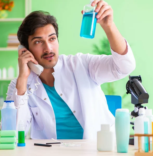 Laboratuvarda sabun test eden bir kimyager. — Stok fotoğraf