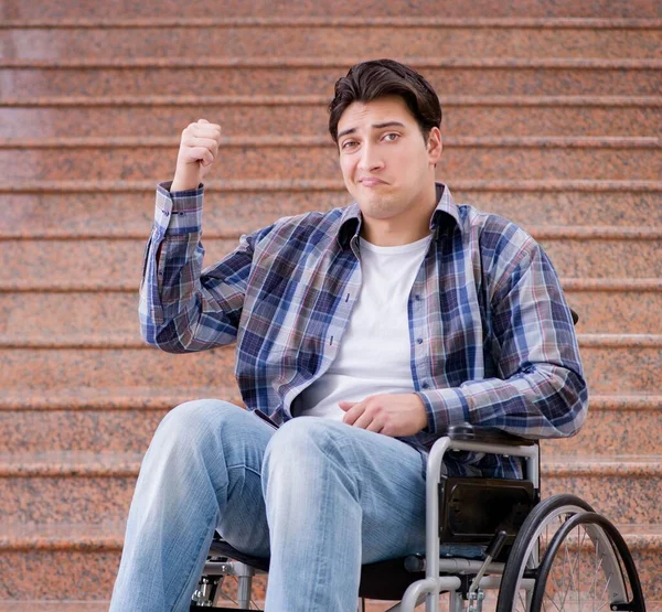 Gehandicapte man in een rolstoel die problemen heeft met trappen — Stockfoto