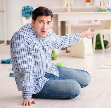 Hırsızlar tarafından soyulduktan sonra evini bulan bir adam.