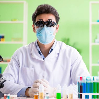 Laboratuvarda çalışan bir kimyager.