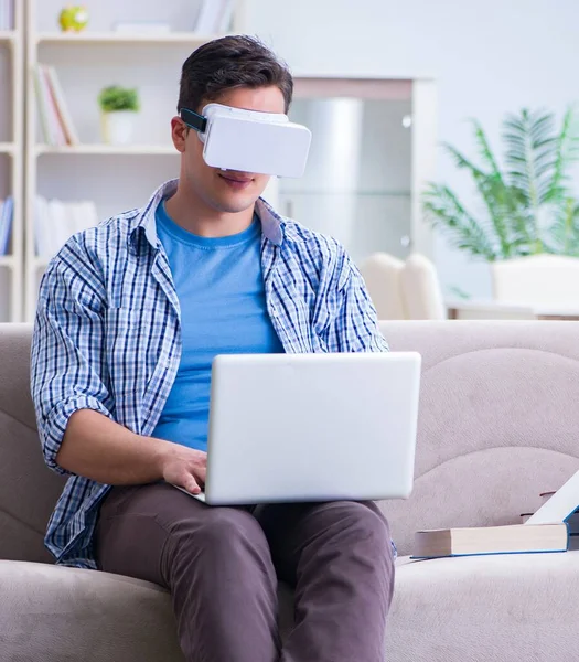 Student na volné noze s brýlemi virtuální reality doma — Stock fotografie
