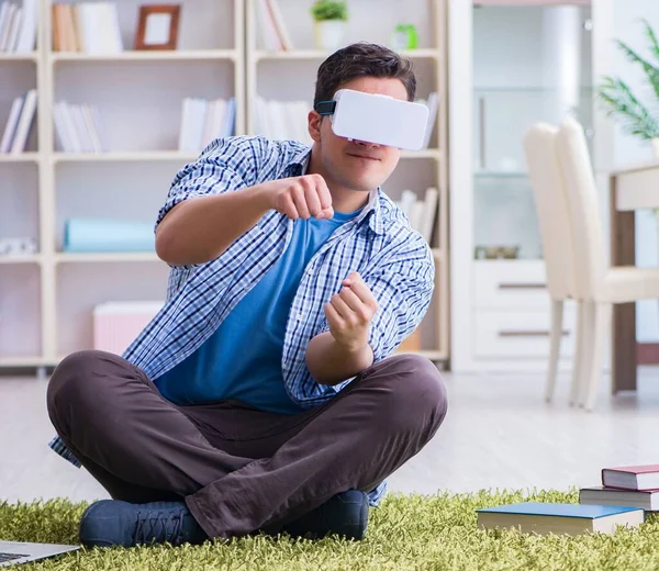 Étudiant indépendant avec lunettes de réalité virtuelle à la maison — Photo