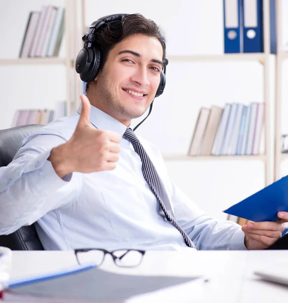 Operador de call center conversando com o cliente em live call — Fotografia de Stock