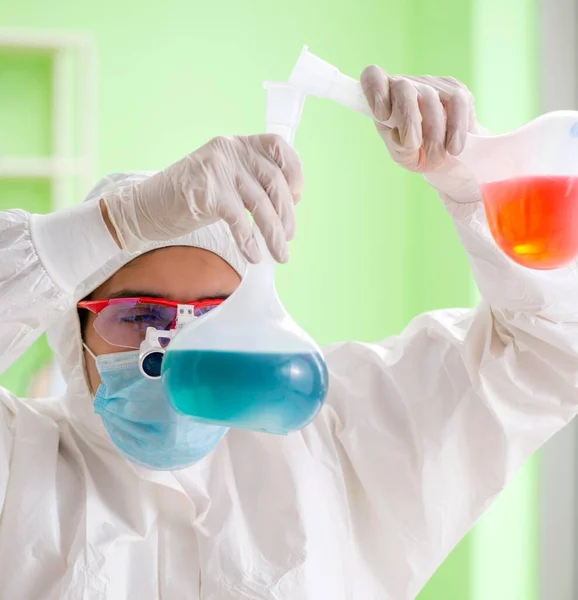 Chemik pracující v laboratoři na novém experimentu — Stock fotografie
