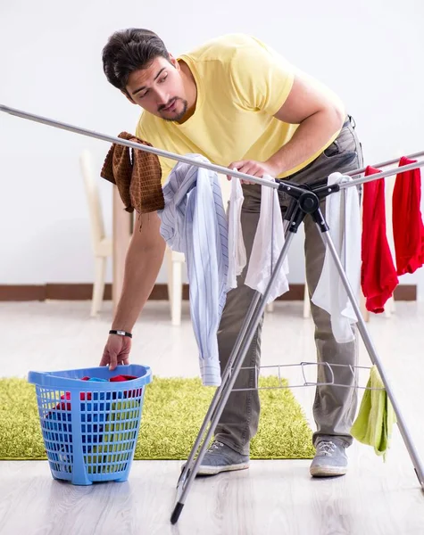 Bonito marido fazendo lavagem em casa — Fotografia de Stock