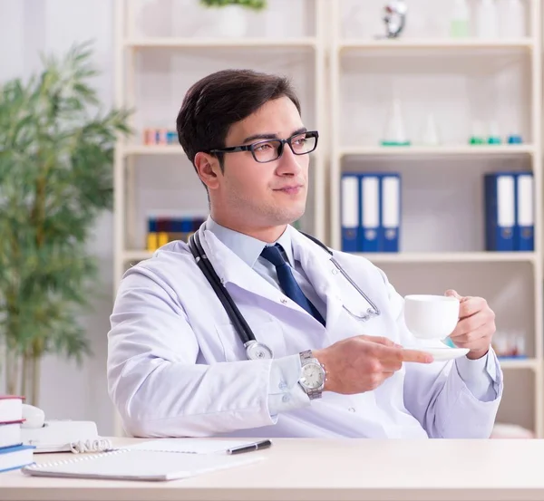 Jovem médico sentado no escritório — Fotografia de Stock