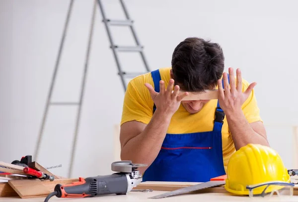 Riparatore pavimento deluso con il suo lavoro — Foto Stock