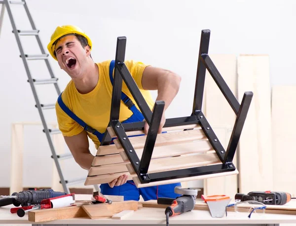 Fußbodenreparateur enttäuscht von seiner Arbeit — Stockfoto