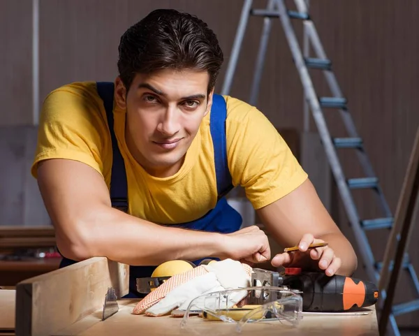 Trabajador que trabaja en taller de reparación en concepto de carpintería — Foto de Stock