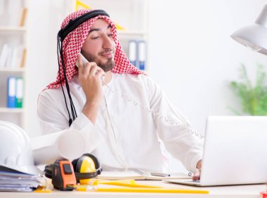 Arap mühendis yeni proje üzerinde çalışıyor