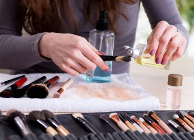 Makyaj sanatçısı fırçaları işe hazırlıyor