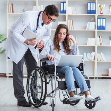 Tekerlekli sandalyedeki hasta düzenli kontrol için doktoru ziyaret ediyor.