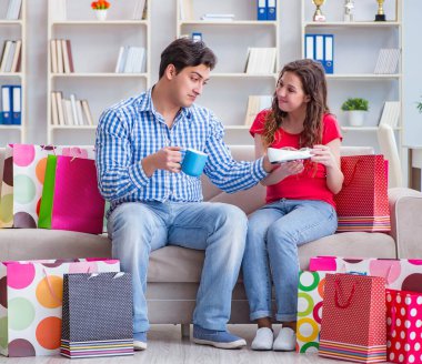 Alışveriş yaptıktan sonra genç çift.