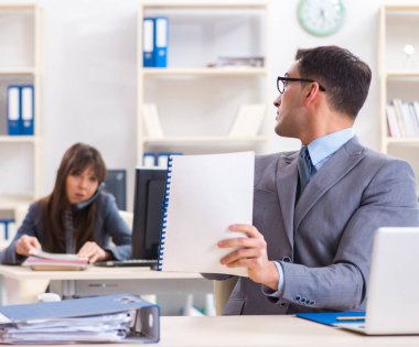 Ofiste çalışan kadın ve erkek.