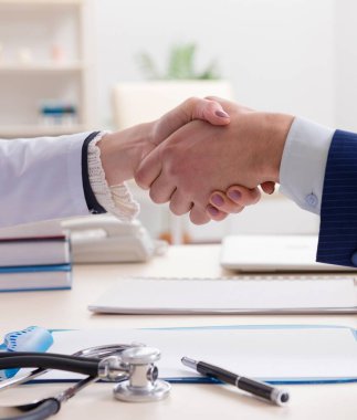 Sağlık sigortası sözleşmesi imzalayan adam