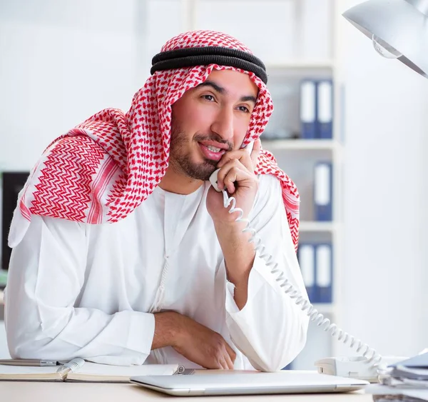 Uomo d'affari arabo che lavora in ufficio — Foto Stock