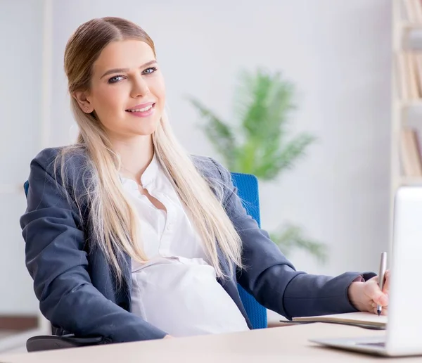 Pregnant woman employee in the office — Stock Photo, Image