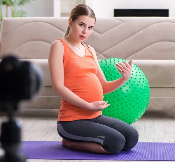 Kobieta w ciąży nagrywania wideo na blogu i vlog — Zdjęcie stockowe