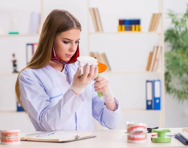 Student stomatologii ćwiczący umiejętności w klasie — Zdjęcie stockowe