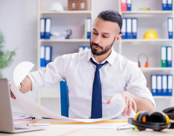 Arquitecto trabajando en su estudio en un nuevo proyecto — Foto de Stock