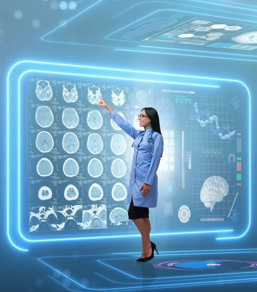 หมอผู้หญิงในแนวคิด Telemedicine — ภาพถ่ายสต็อก