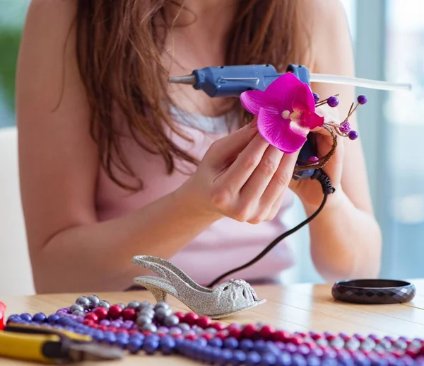 Frau bastelt Schmuck zu Hause — Stockfoto