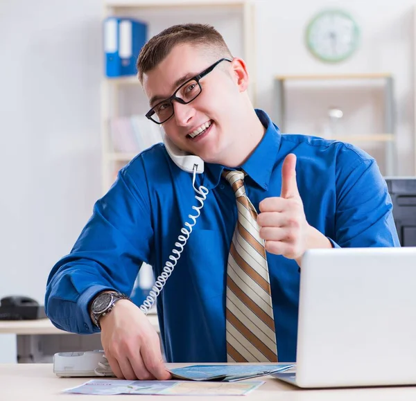 Ung anställd förbereder sig för semester resa — Stockfoto